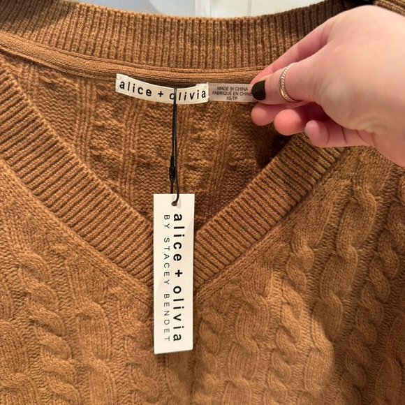 Alice + Olivia - Ayden Cropped V-Neck Pullover in Camel - Picture 7 of 10